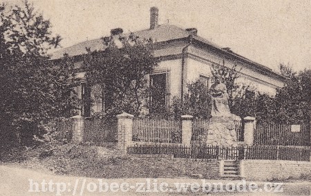 Škola a pomník Boženy Němcové - foto poskytl pan Jiří Genrt ze Zlíče